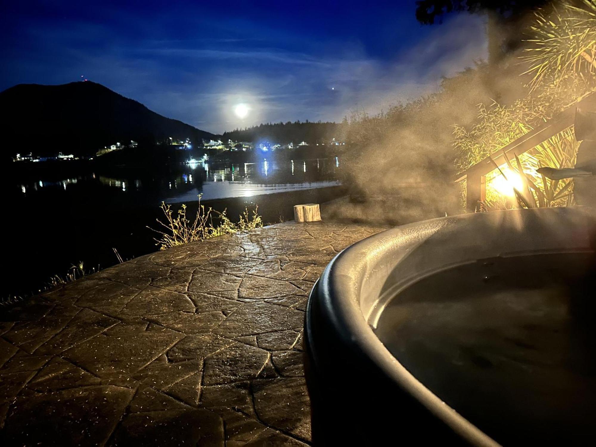 Private Room On Waterfront Property With Hot Tub Firepit - Sea Esta Ucluelet Luaran gambar